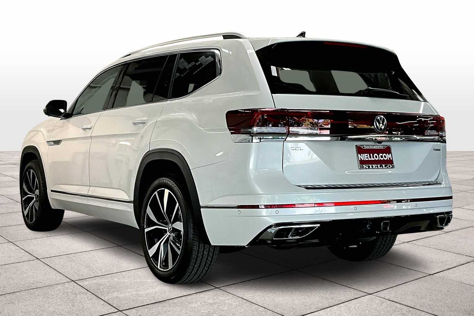 2026 Volkswagen Atlas SEL Premium R-Line photo 2