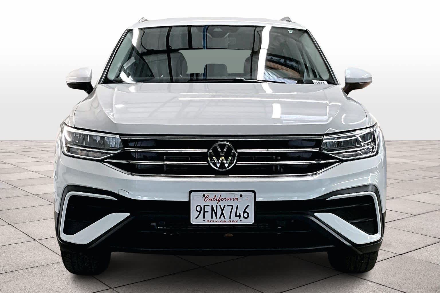 2023 Volkswagen Tiguan SE photo 3