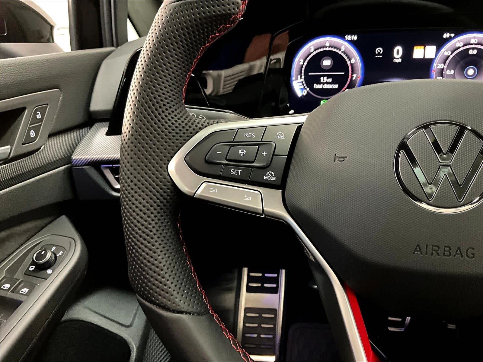 2025 Volkswagen Golf GTI SE - Photo 17