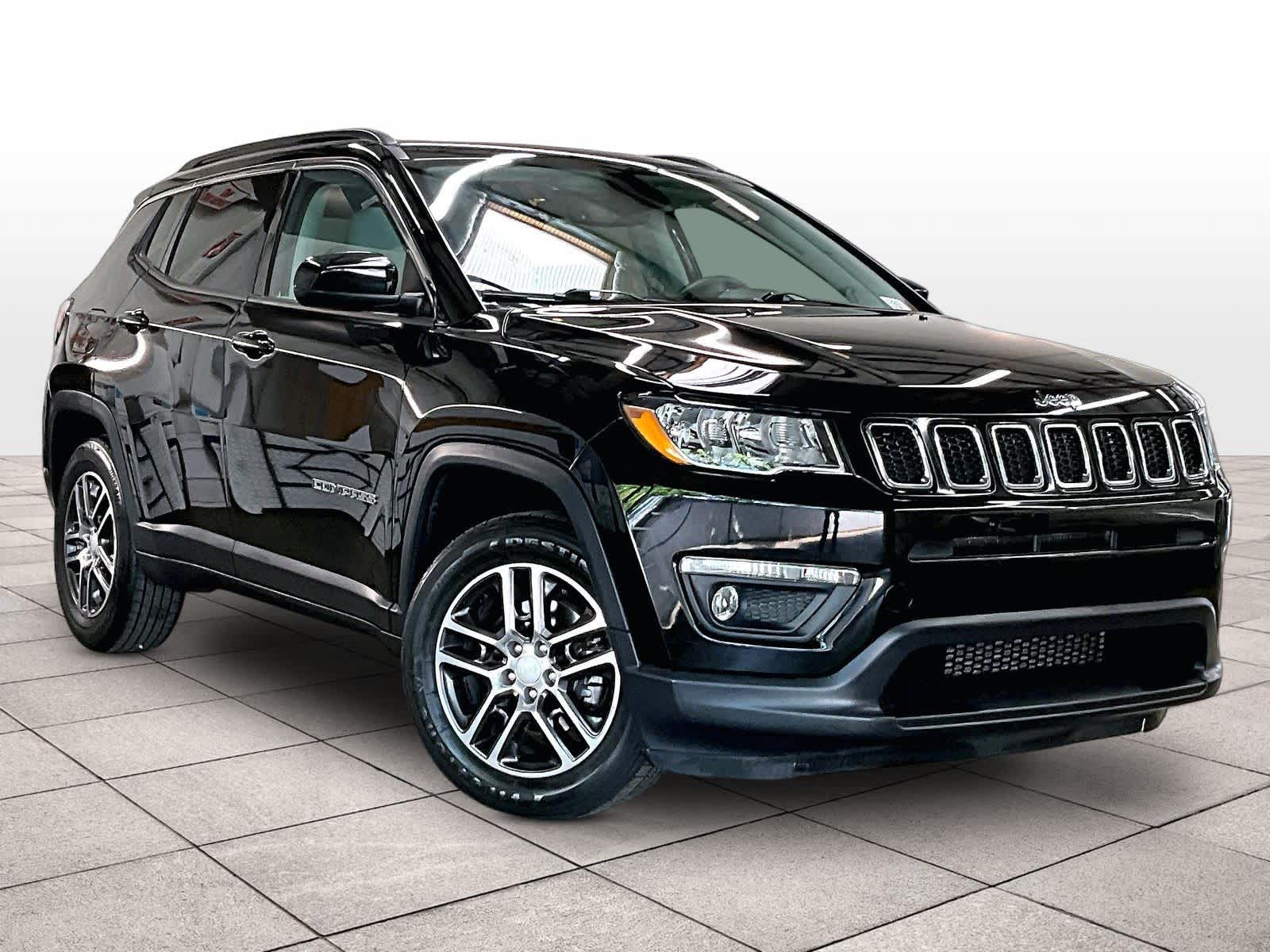 2019 Jeep Compass Latitude w/Sun/Wheel Pkg photo 2