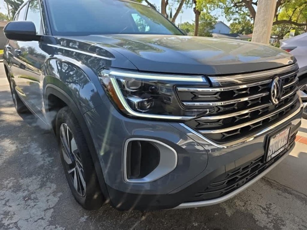 Used 2025 Volkswagen Atlas 2.0T SE w/Technology FWD