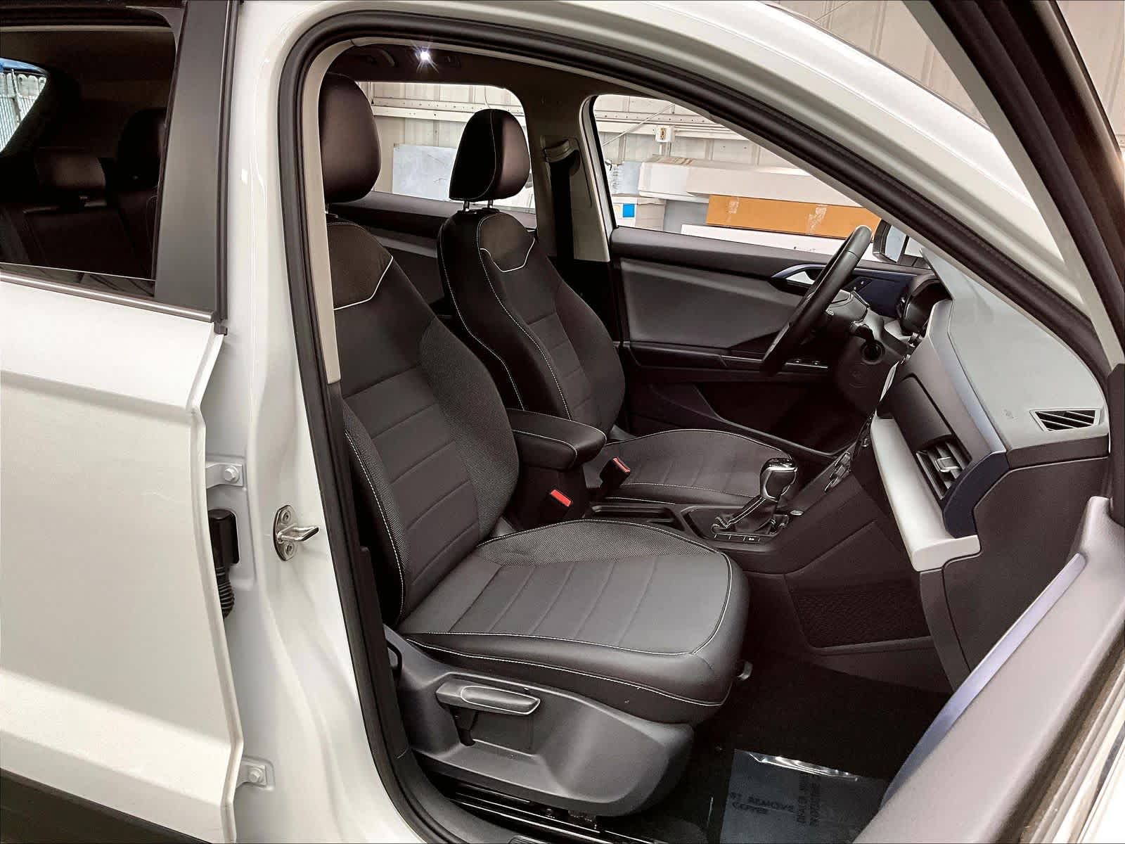 2023 Volkswagen Taos SE photo 3