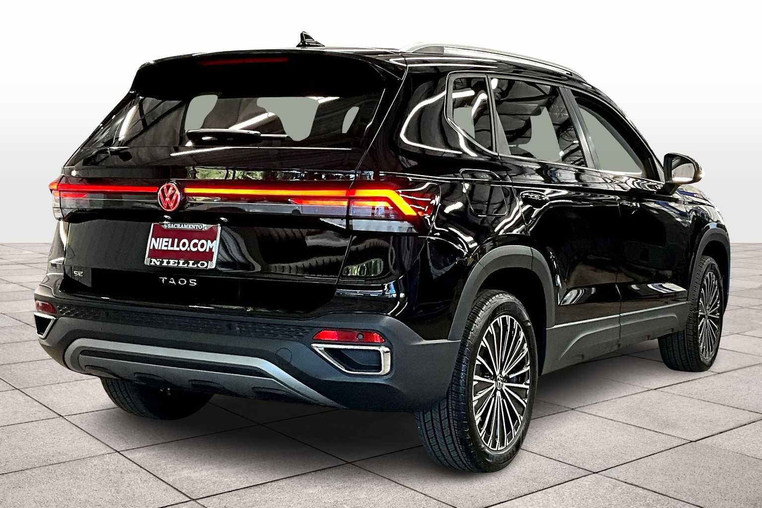 2025 Volkswagen Taos SE photo 4