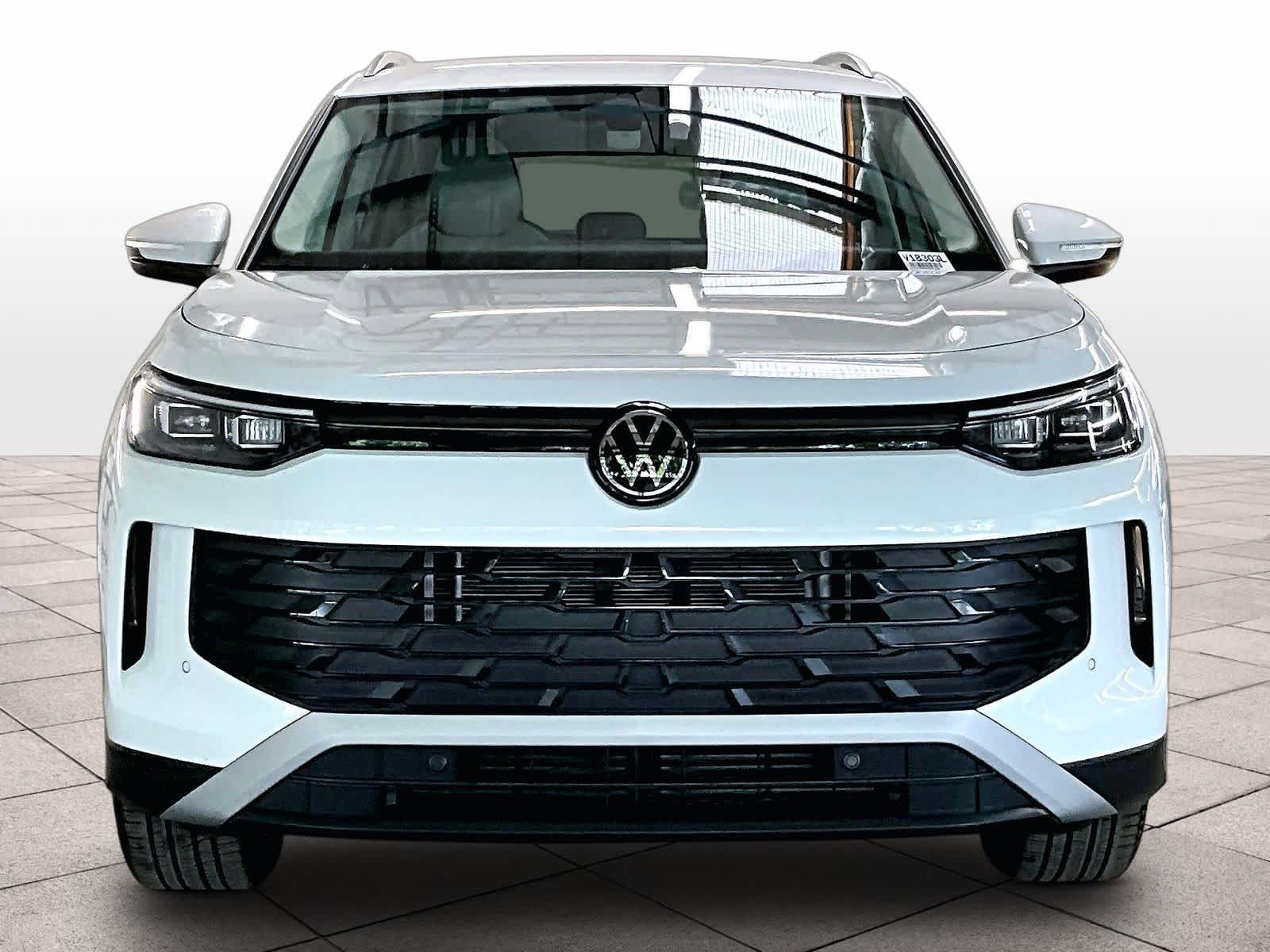 2025 Volkswagen Tiguan SE photo 2