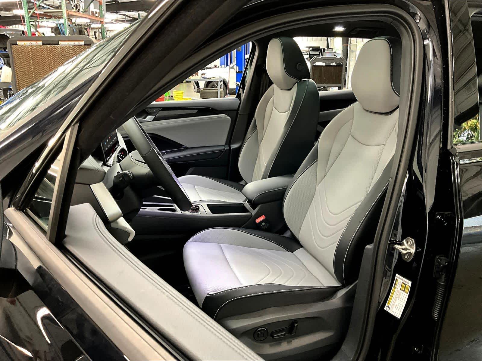 2026 Volkswagen Tiguan SE R-LINE BLACK - Photo 11