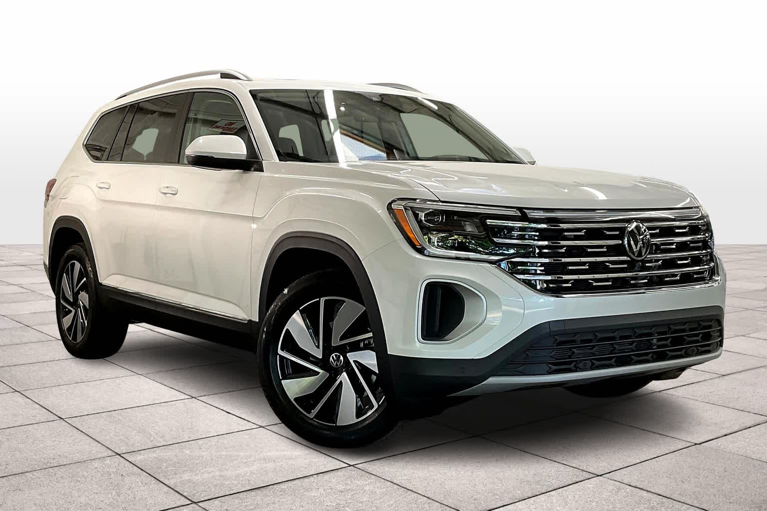 2025 Volkswagen Atlas SEL photo 2