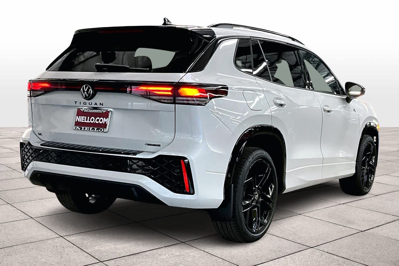 2026 Volkswagen Tiguan SE R-Line Black photo 2