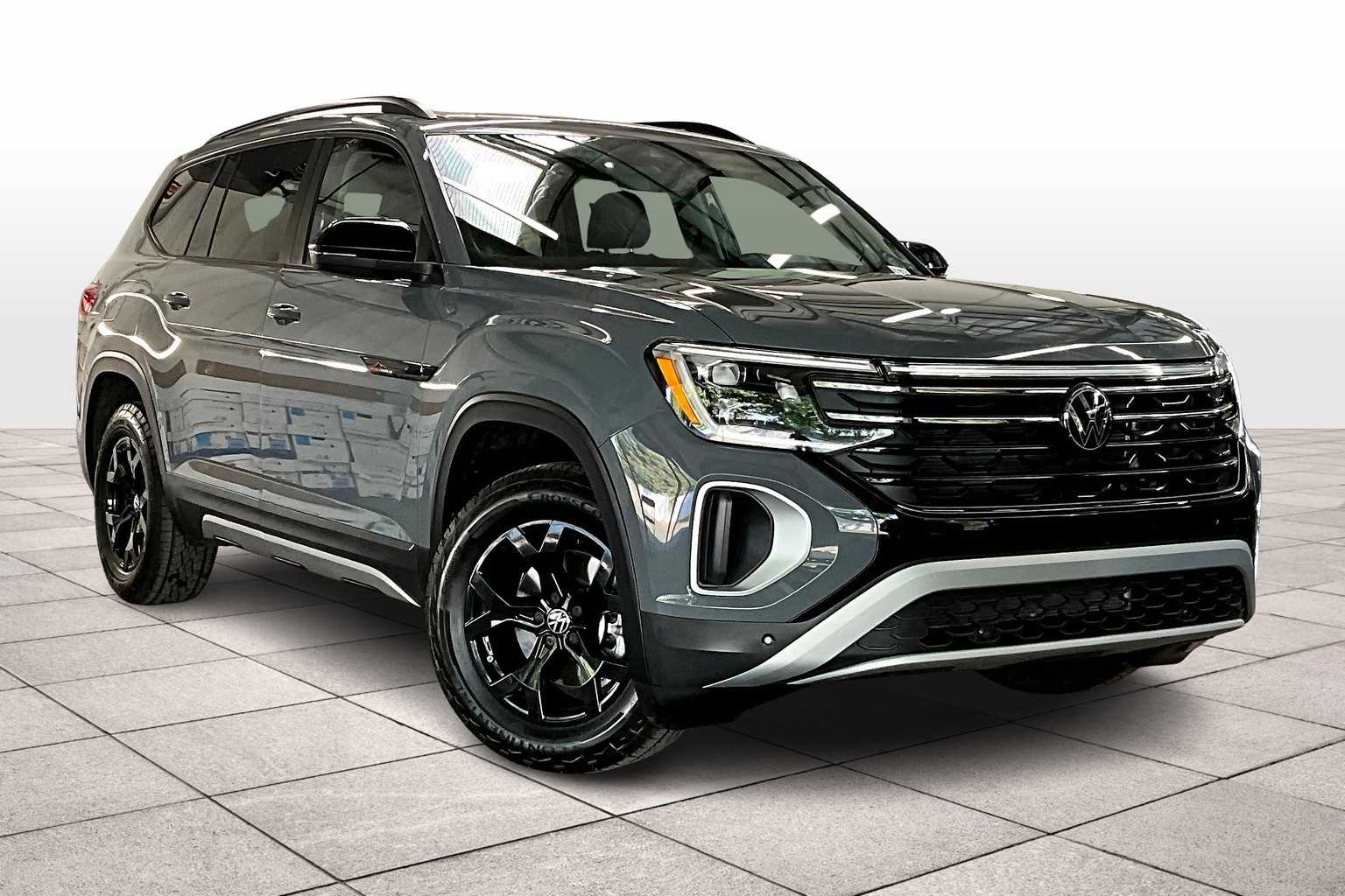 2025 Volkswagen Atlas Peak Edition SE photo 2