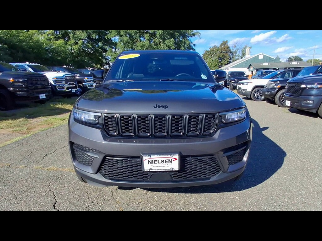 Used 2023 Jeep Grand Cherokee Altitude SUV