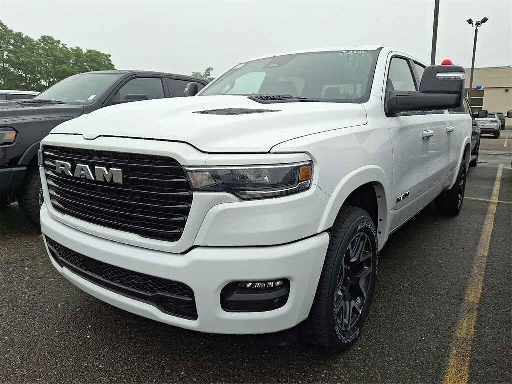 2025 Ram 1500 Laramie photo 3