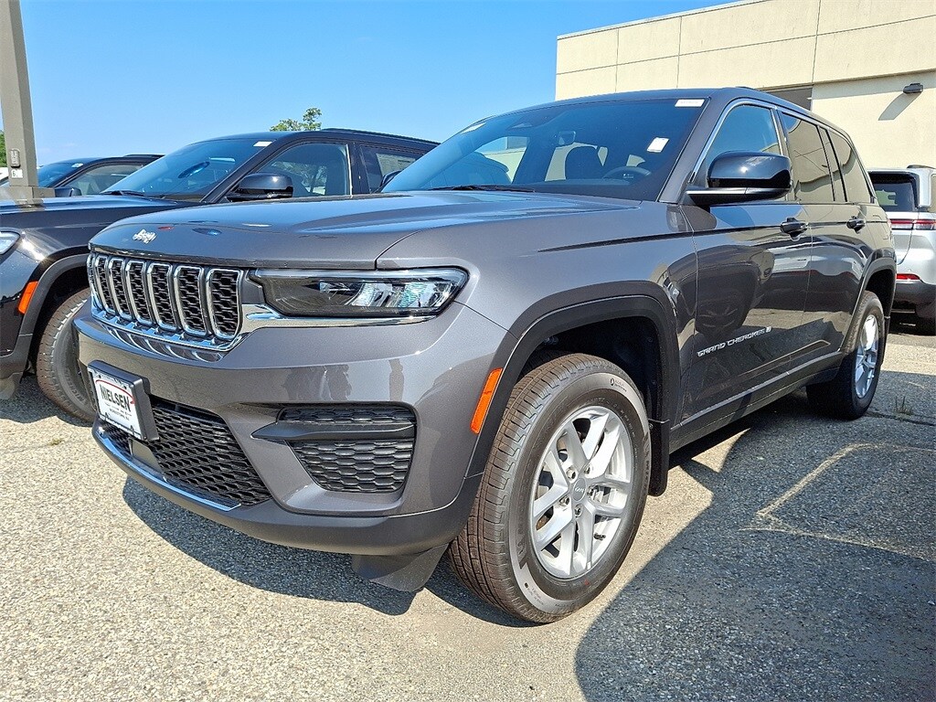 2025 Jeep Grand Cherokee Laredo X photo 3