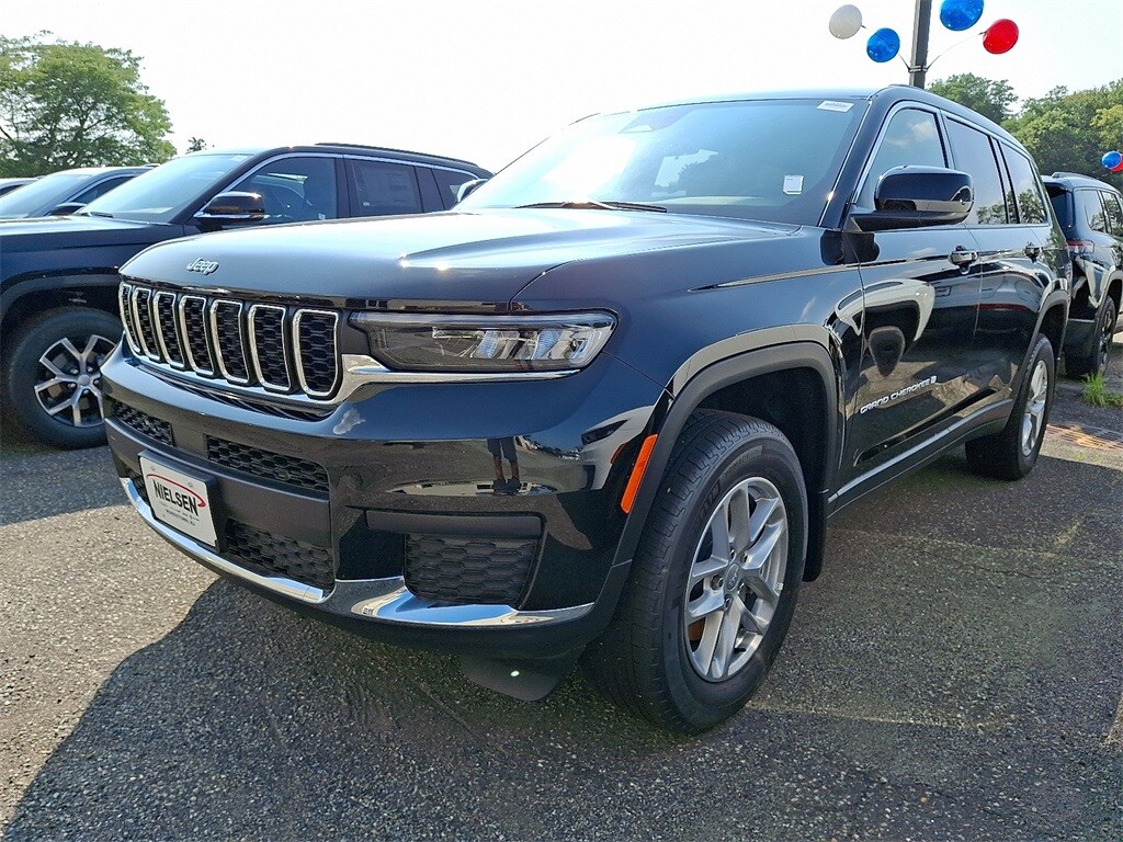 2025 Jeep Grand Cherokee Laredo photo 2