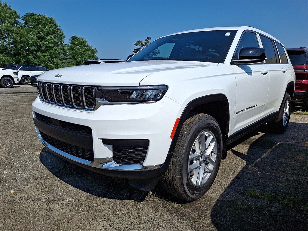 2025 Jeep Grand Cherokee Laredo photo 2