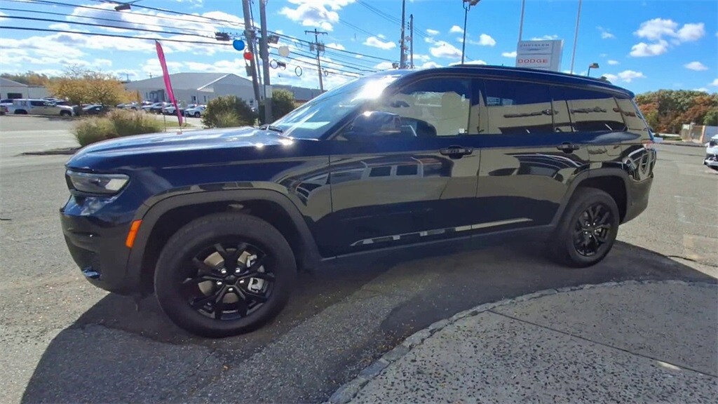 2024 Jeep Grand Cherokee Altitude photo 3