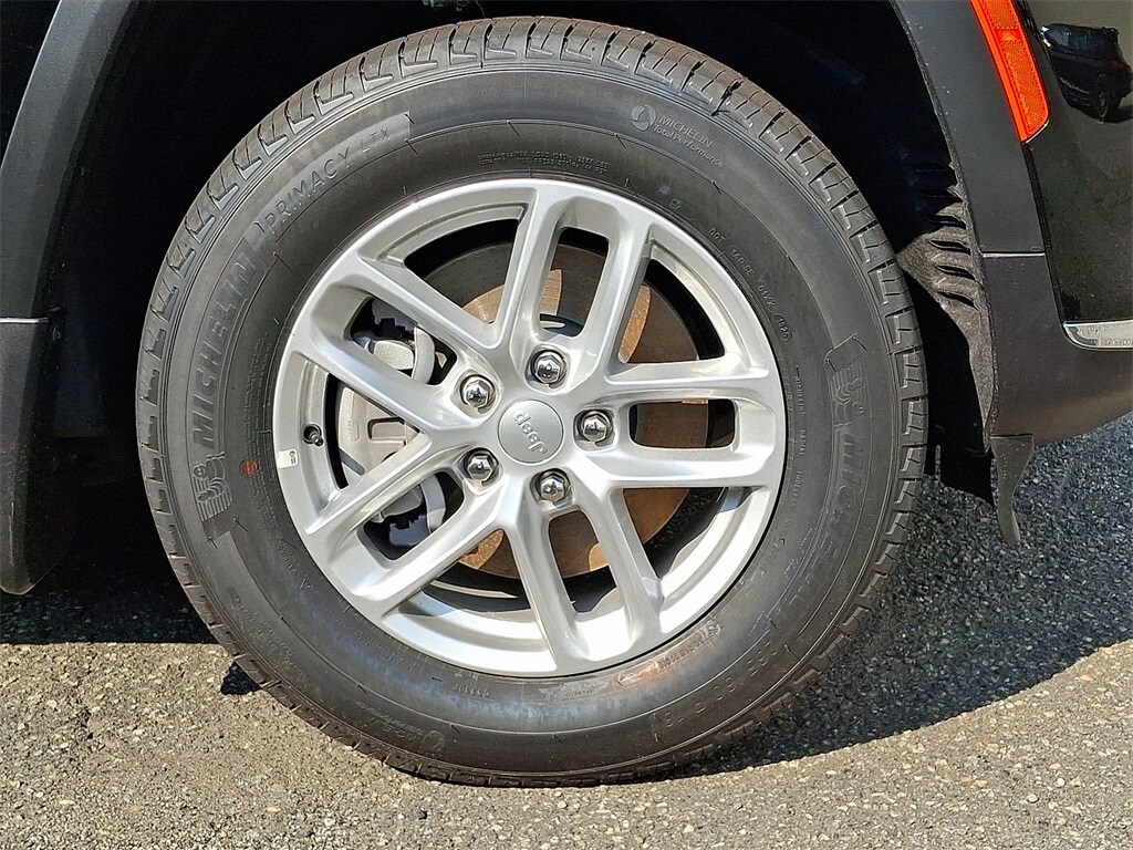 2025 Jeep Grand Cherokee Laredo photo 3