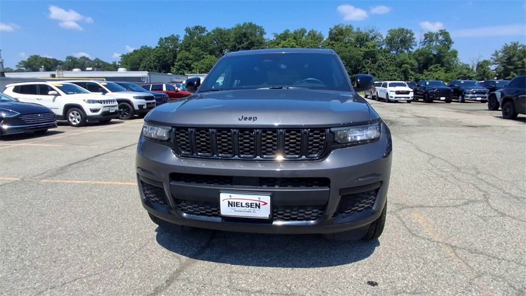 2023 Jeep Grand Cherokee Altitude photo 2