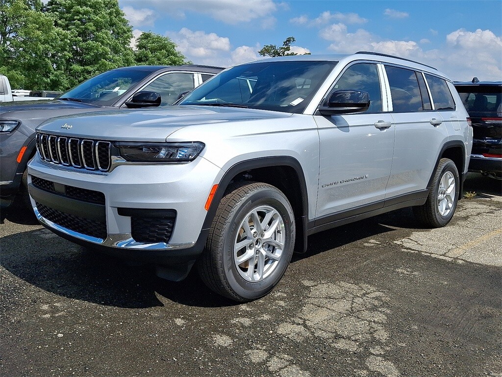 2025 Jeep Grand Cherokee Laredo photo 2