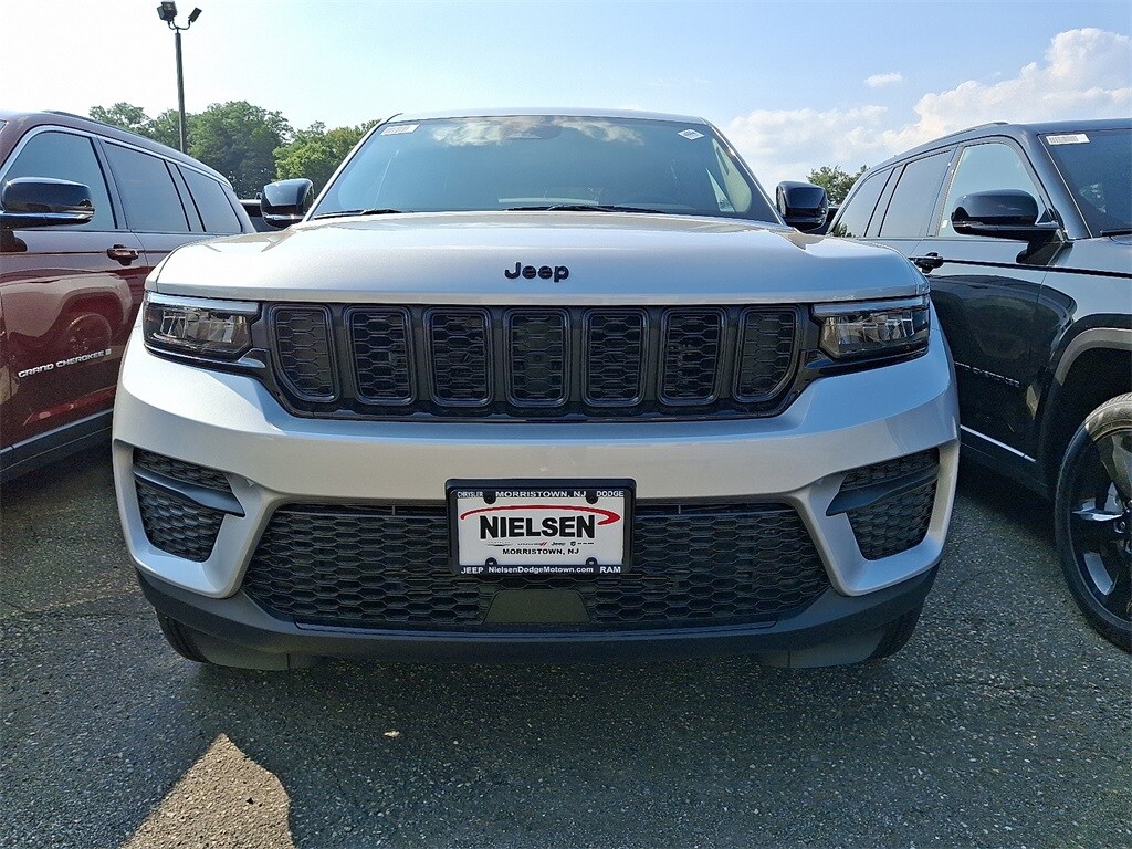 2025 Jeep Grand Cherokee Laredo photo 2
