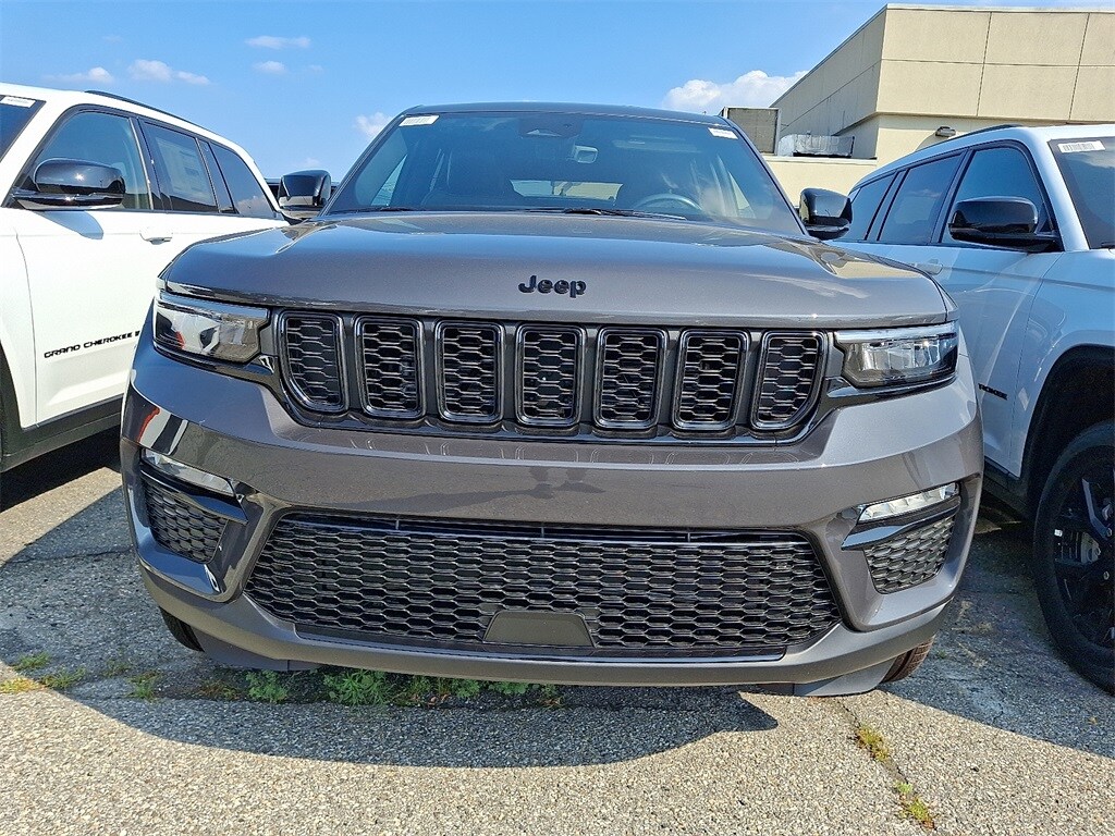 2025 Jeep Grand Cherokee Limited photo 2