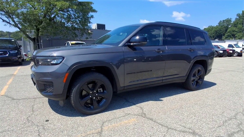 2023 Jeep Grand Cherokee Altitude photo 3