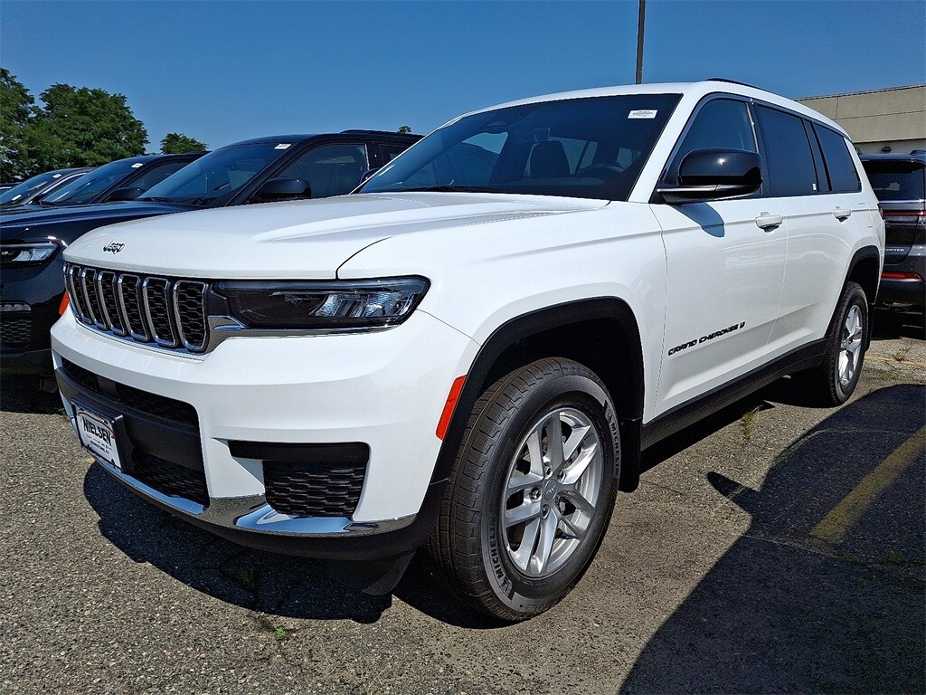2025 Jeep Grand Cherokee Laredo photo 3