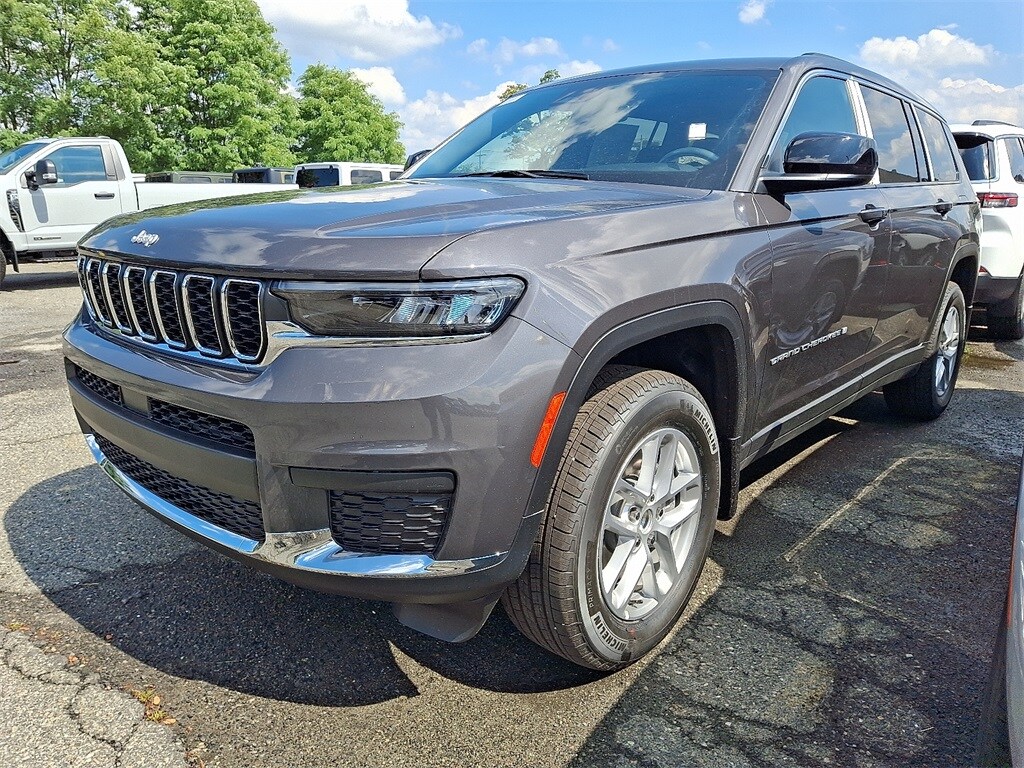 2025 Jeep Grand Cherokee Laredo photo 3