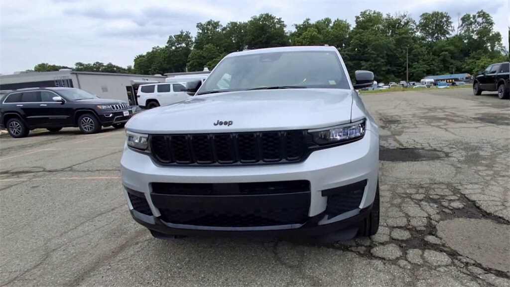 2022 Jeep Grand Cherokee Altitude photo 2