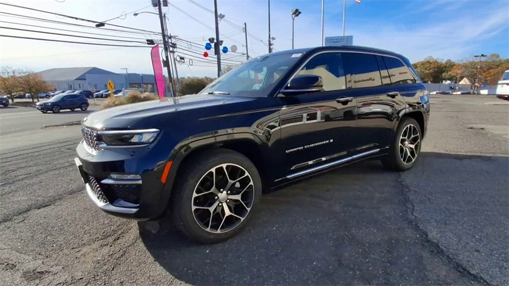 2023 Jeep Grand Cherokee Summit photo 3