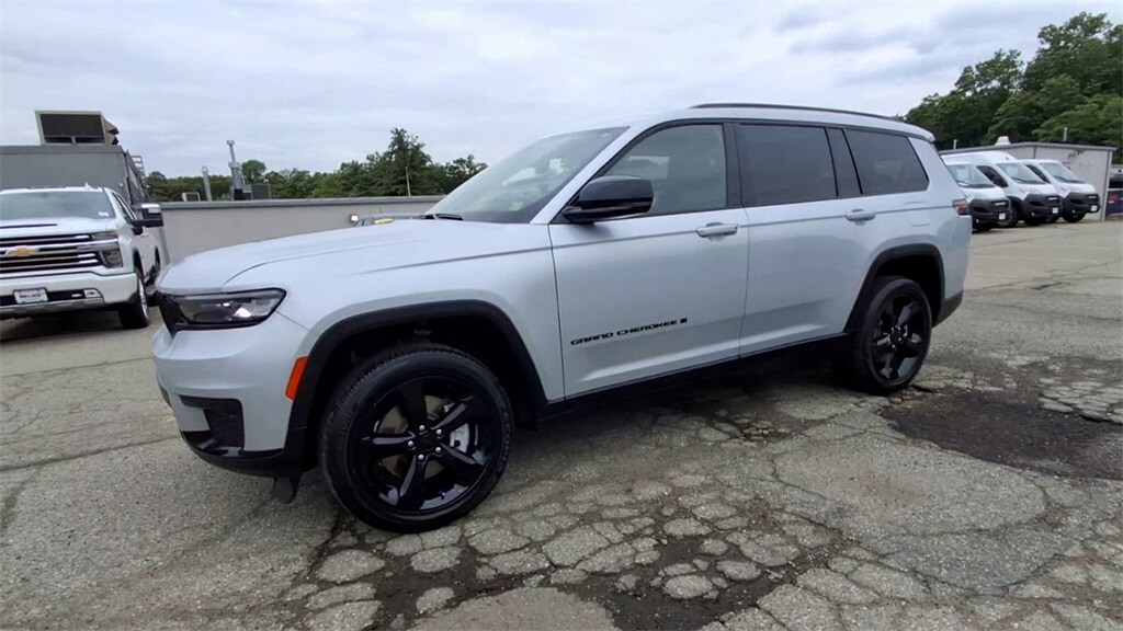 2022 Jeep Grand Cherokee Altitude photo 3