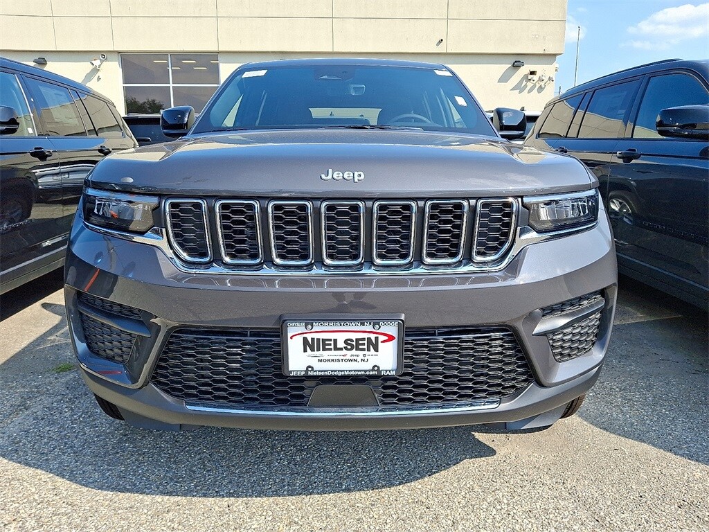 2025 Jeep Grand Cherokee Laredo X photo 2