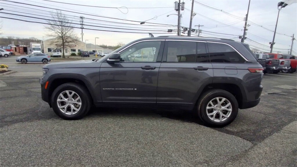 2022 Jeep Grand Cherokee Limited photo 2