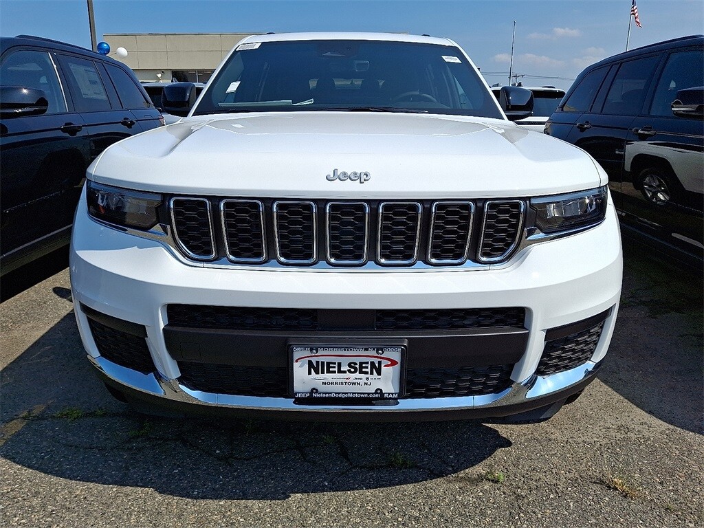 2025 Jeep Grand Cherokee Laredo photo 2