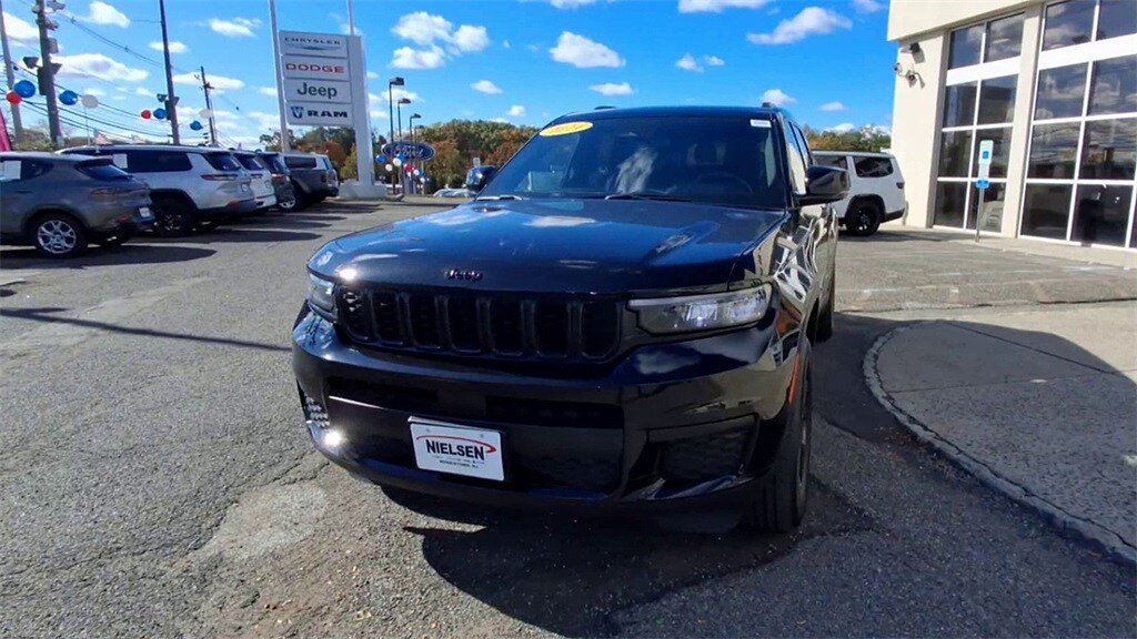 2024 Jeep Grand Cherokee Altitude photo 2