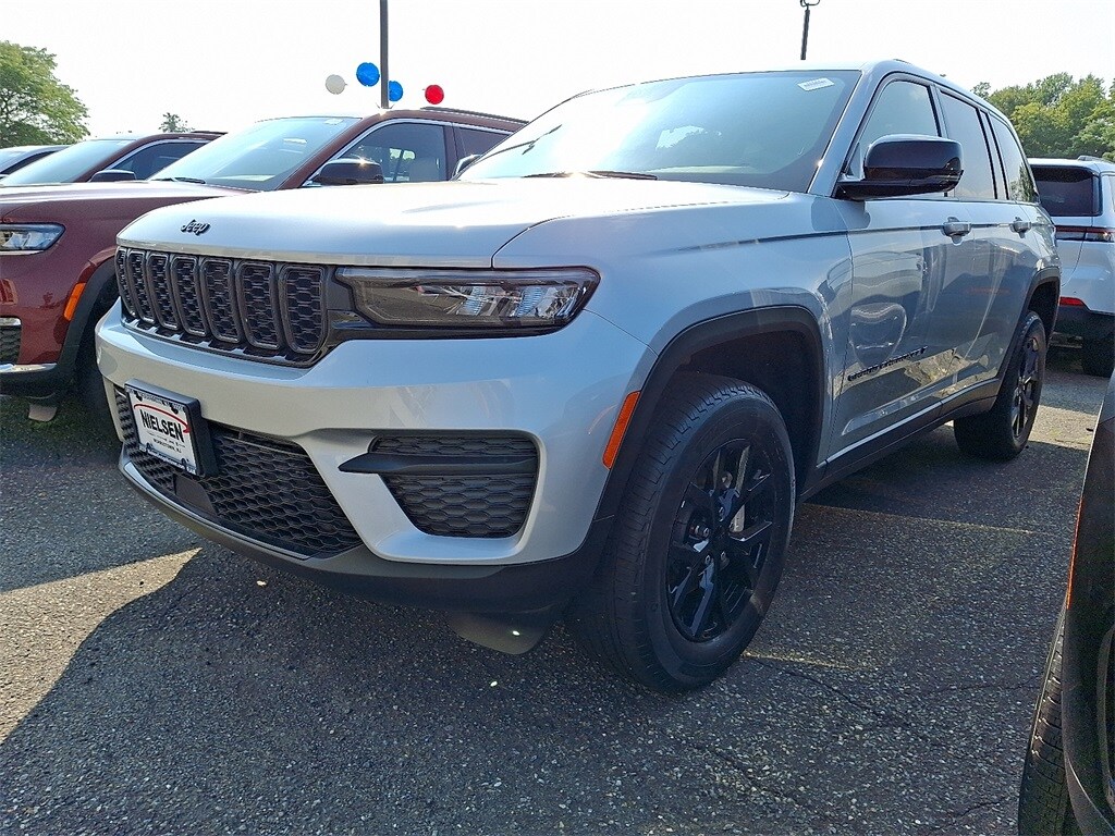 2025 Jeep Grand Cherokee Laredo photo 3