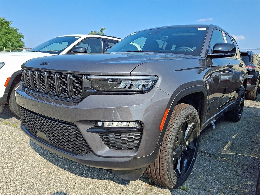 2025 Jeep Grand Cherokee Limited photo 3