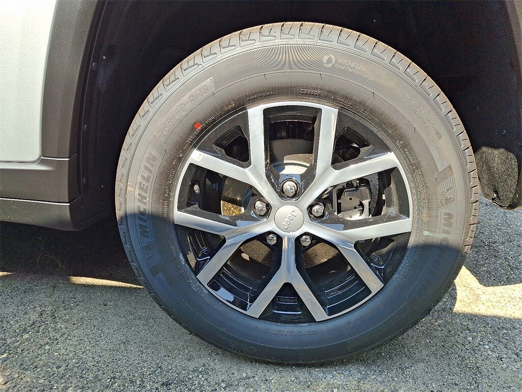 2025 Jeep Grand Cherokee Limited photo 2