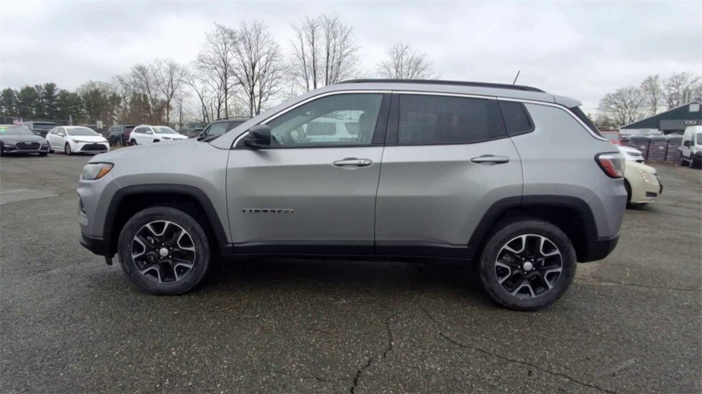 2022 Jeep Compass Latitude photo 2