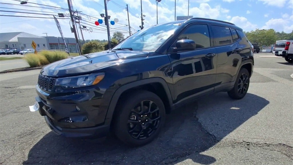 2024 Jeep Compass Latitude photo 3