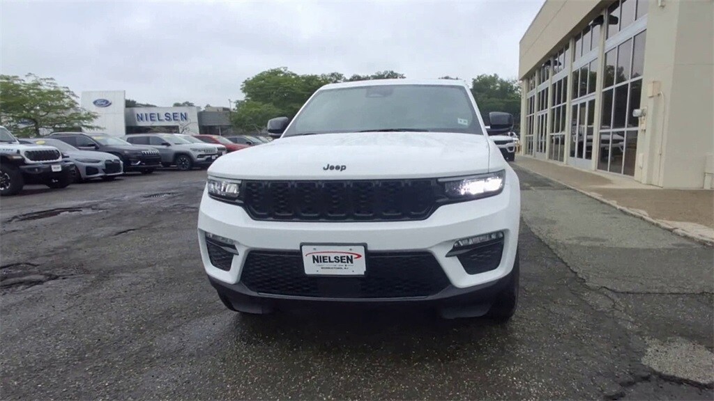 2025 Jeep Grand Cherokee Limited photo 3