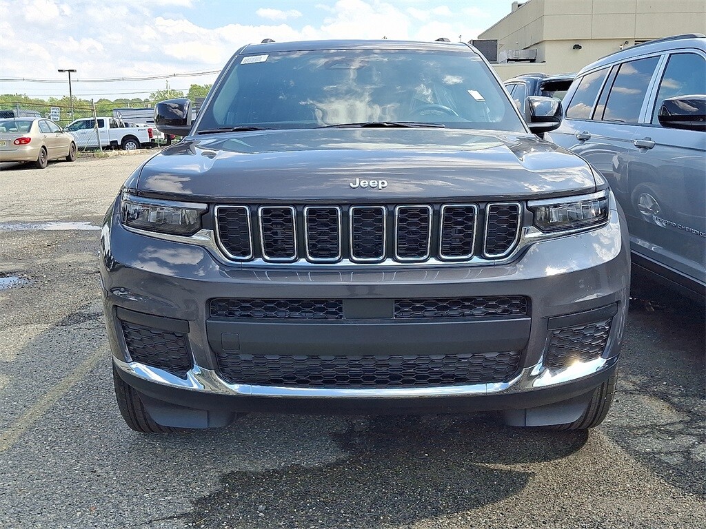 2025 Jeep Grand Cherokee Laredo photo 2