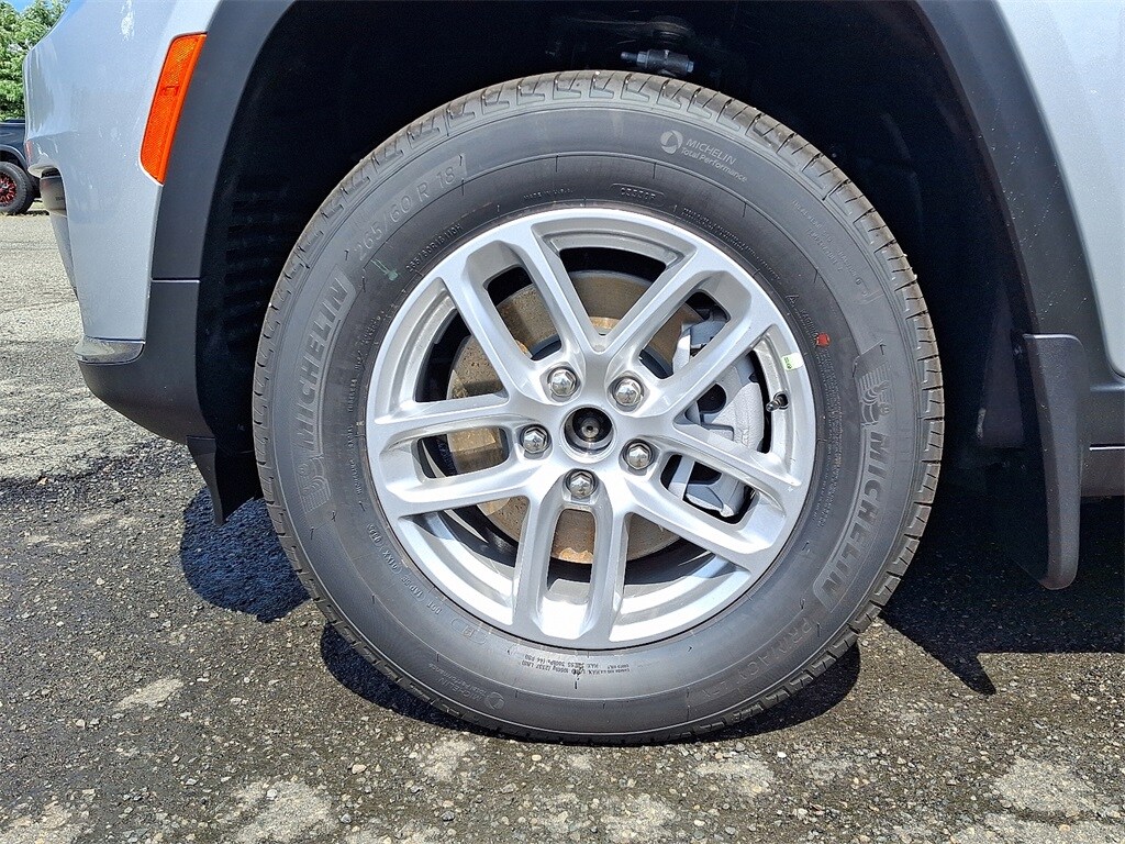 2025 Jeep Grand Cherokee Laredo photo 3