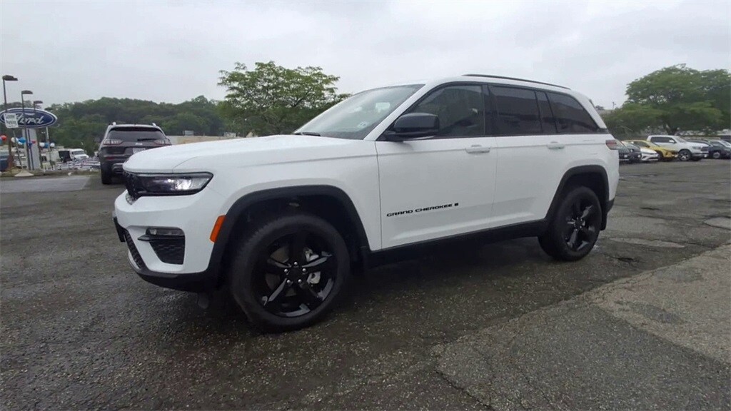 2025 Jeep Grand Cherokee Limited photo 4