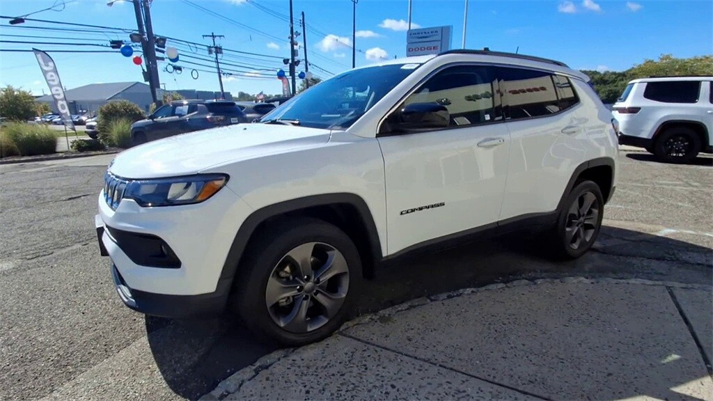 2022 Jeep Compass Latitude Lux photo 2