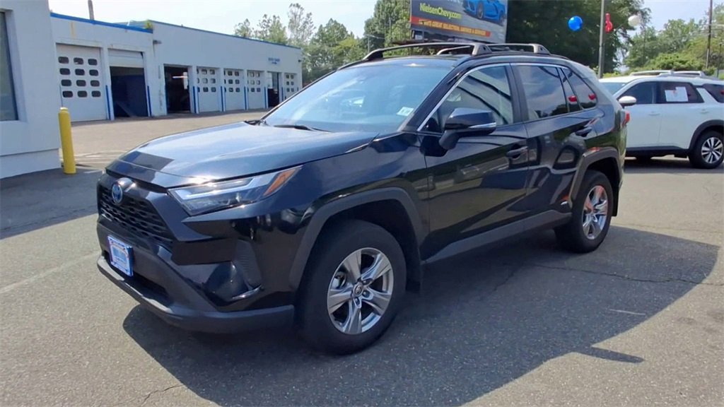 2022 Toyota RAV4 Hybrid XLE photo 4