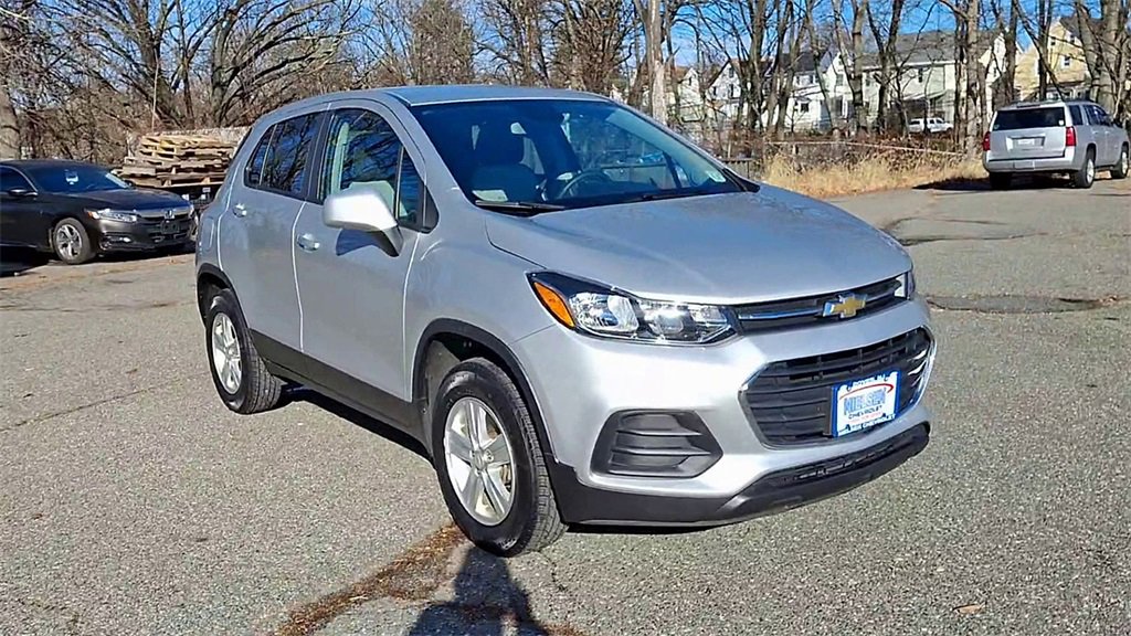 2022 Chevrolet Trax LS photo 2