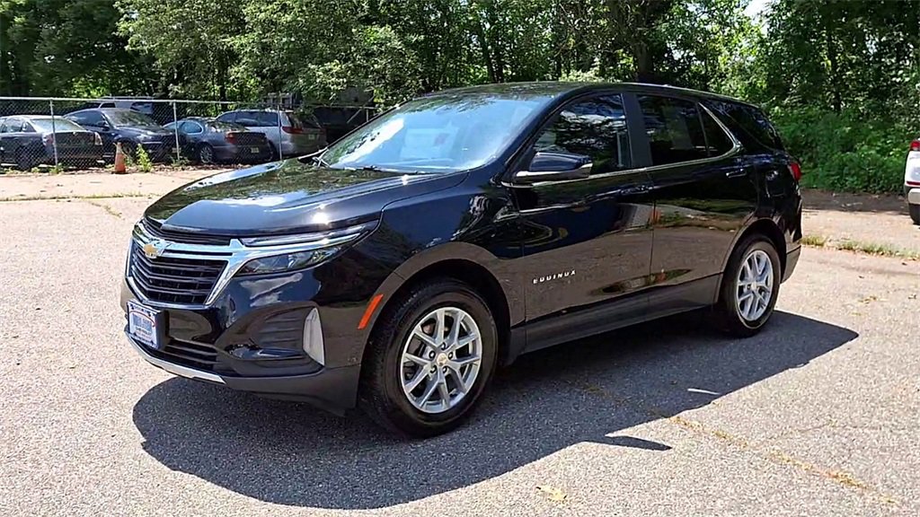 2022 Chevrolet Equinox LT photo 2