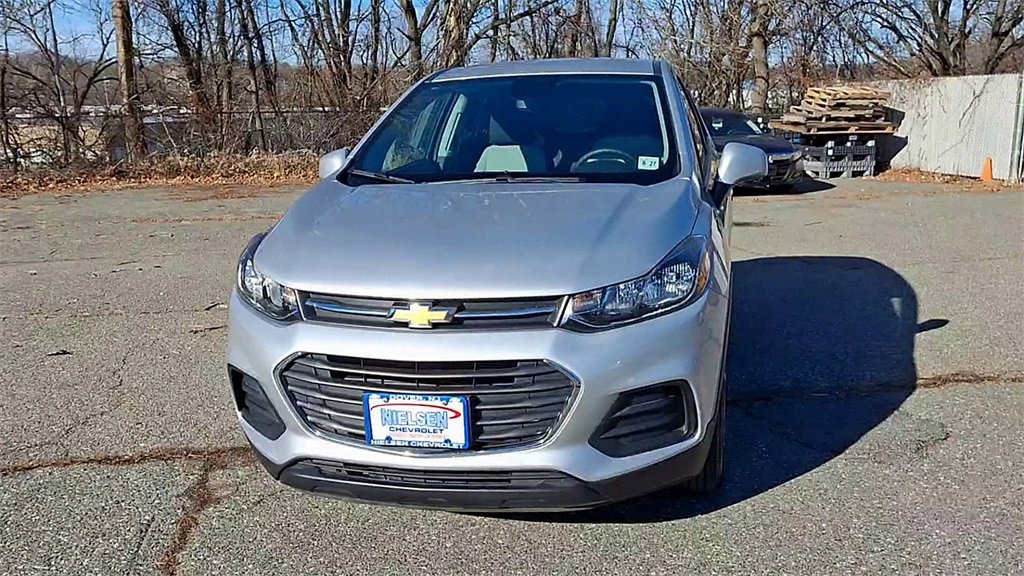 2022 Chevrolet Trax LS photo 3