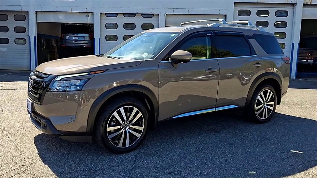 2025 Nissan Pathfinder Platinum photo 4