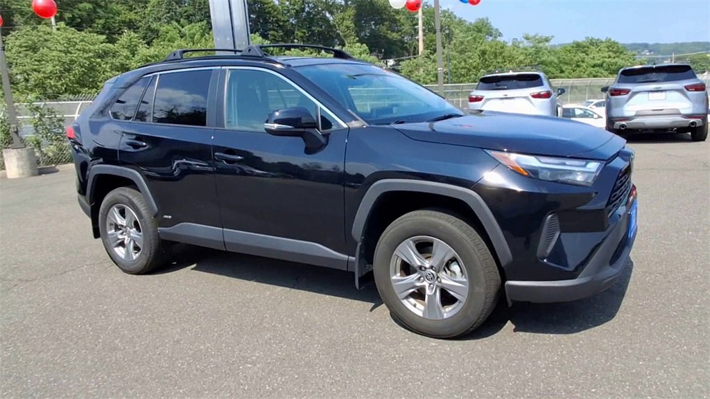 2022 Toyota RAV4 Hybrid XLE photo 2