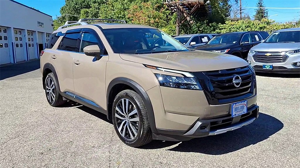 2025 Nissan Pathfinder Platinum photo 2